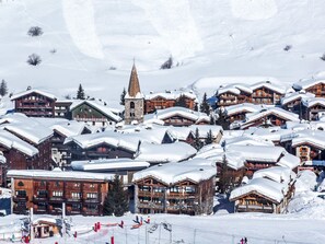 Exterior - Cozy Ski-In/Ski-Out Apartment with Covered Parking in Val-d'Isère Center (Val-d'Isère)