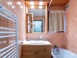 Sèche-cheveux, serviettes fournies