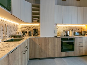 Frigorífico, microondas, horno y placa de cocina