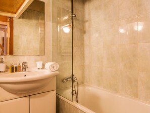 Hair dryer, towels - Spacious Ski-In/Ski-Out Apartment with Balcony & WiFi - Sleeps 9 (Val-d'Isère)