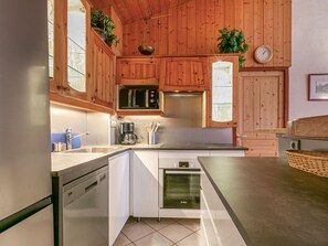 Fridge, microwave, oven, dishwasher - Spacious Ski-In/Ski-Out Apartment with Balcony & WiFi - Sleeps 9 (Val-d'Isère)