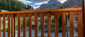 Spacious Ski-In/Ski-Out Apartment with Balcony & WiFi - Sleeps 9