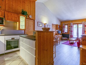 Fridge, microwave, oven, dishwasher - Spacious Ski-In/Ski-Out Apartment with Balcony & WiFi - Sleeps 9 (Val-d'Isère)