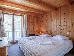4 bedrooms, free WiFi, bed sheets