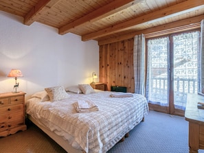 4 bedrooms, free WiFi, bed sheets