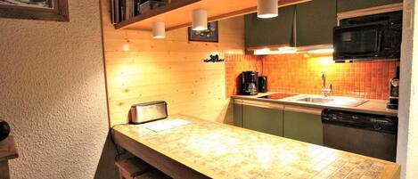 Køleskab, mikrobølgeovn, ovn, kogeplade