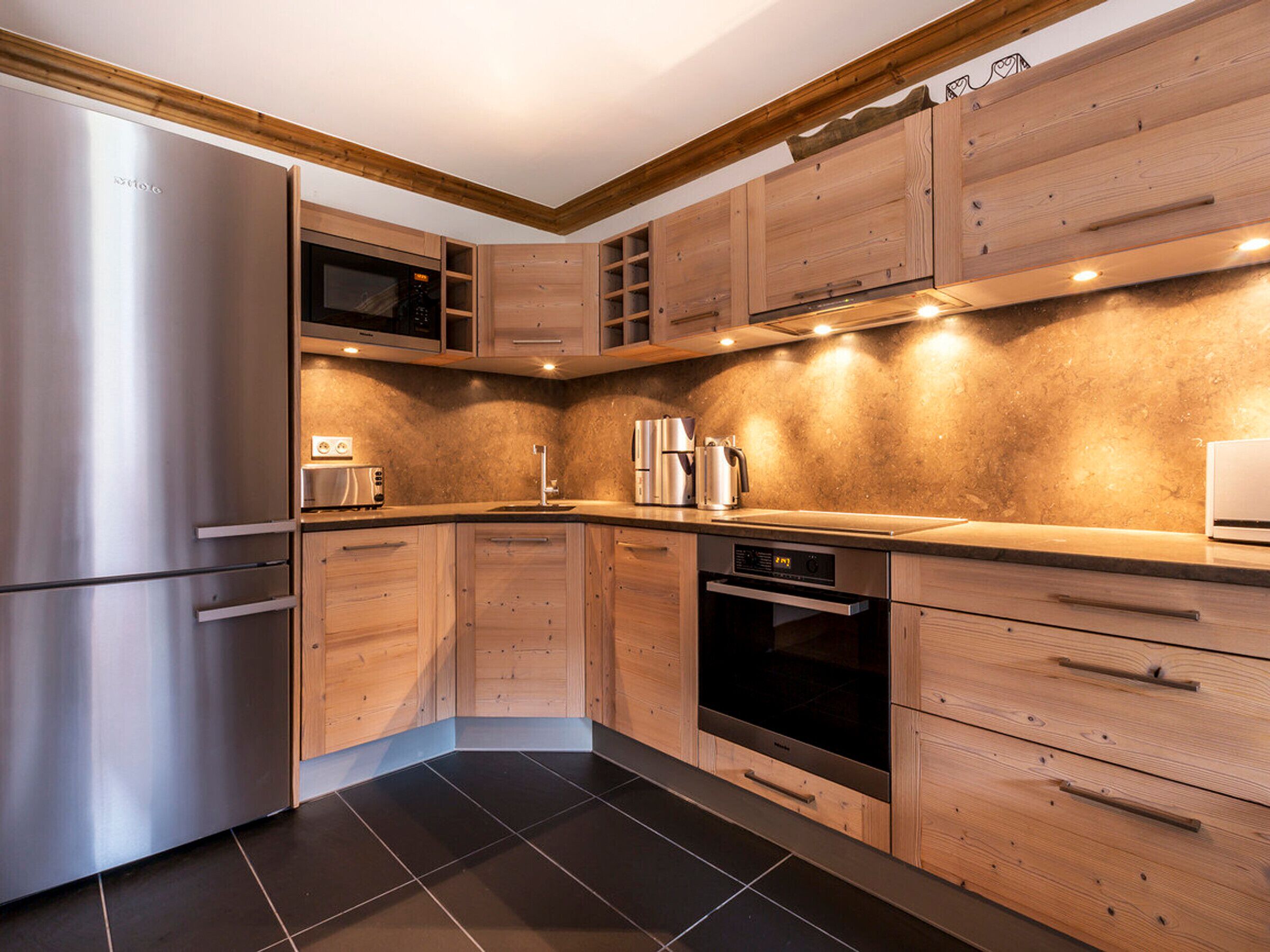 Réfrigérateur, four à micro-ondes, un four, surface de cuisson