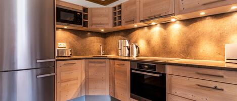 Réfrigérateur, four à micro-ondes, un four, surface de cuisson