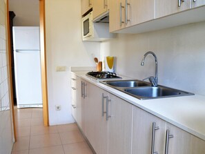 Køleskab, mikrobølgeovn, ovn, kaffe-/temaskine