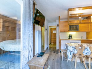 2 bedrooms, free WiFi, bed sheets - Cozy Apartment with WiFi, Parking, and Ski-In/Ski-Out Access in the Heart of the Village (Val-d'Isère)