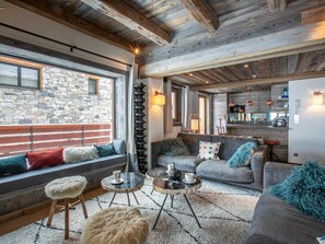 TV, fireplace, stereo