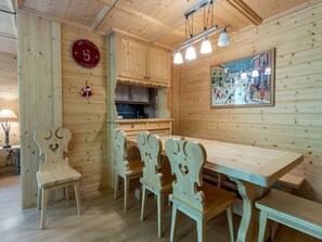 Dining - Spacious High-Standard Apartment with WiFi, Parking, South-Facing Balcony Near Slopes (Val-d'Isère)