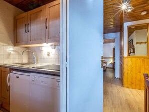 Køleskab, mikrobølgeovn, kogeplade, opvaskemaskine