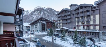 Charming Apartment with South-Facing Balcony in Heart of Resort, Near Ski Slopes