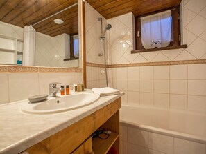 Séchoir à cheveux, serviettes fournies