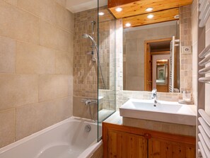 Hair dryer, towels - Comfortable apt with Wifi and Parking in Val-d'Isère (Val-d'Isère)