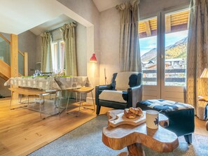 Dining - Chic Duplex with WiFi, Parking, Balcony, and Close to Val-d’Isère Village (Val-d'Isère)