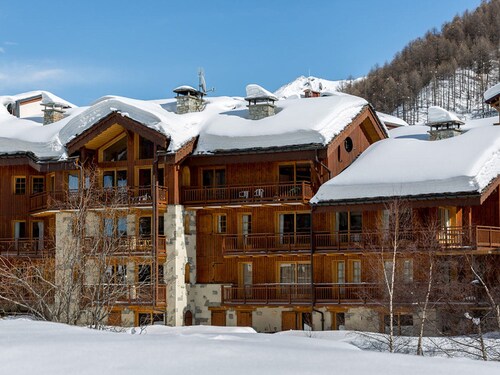3-room apartment with terrace, fireplace, parking, and WiFi in Val-d'Isère