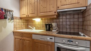 Coffee/tea maker, fridge, microwave, oven - 3-room apartment with terrace, fireplace, parking, and WiFi in Val-d'Isère (Val-d'Isère)