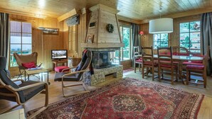 TV, fireplace - 3-room apartment with terrace, fireplace, parking, and WiFi in Val-d'Isère (Val-d'Isère)