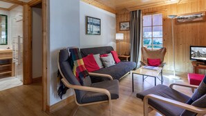 TV, fireplace - 3-room apartment with terrace, fireplace, parking, and WiFi in Val-d'Isère (Val-d'Isère)