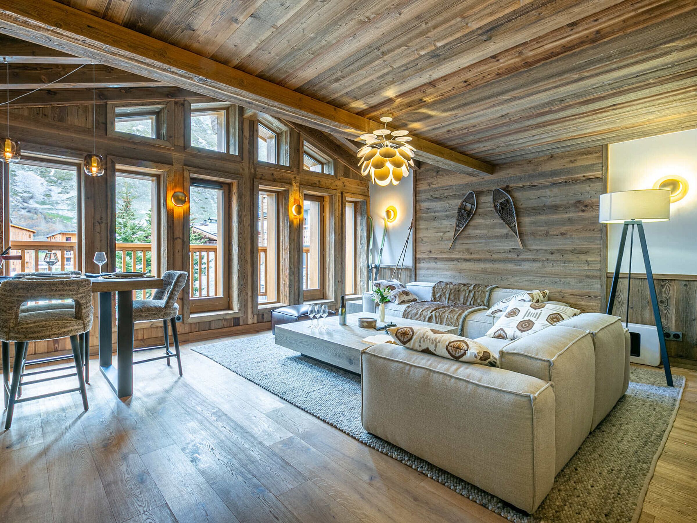 Televisión, chimenea y estéreo 