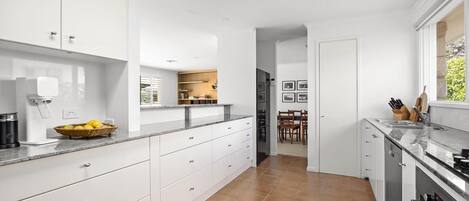 Coffee/tea maker, cookware/dishes/utensils