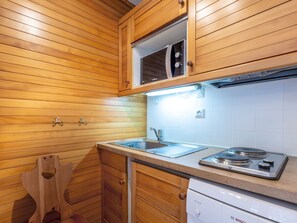 Fridge, microwave, dishwasher, coffee/tea maker