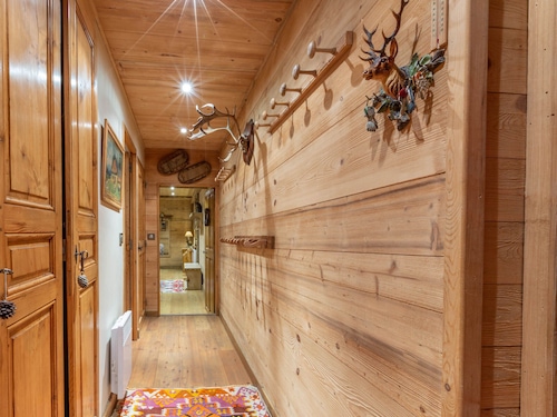 Élégant Appartement de Standing avec Terrasse et Accès Direct aux Pistes à Val-d'Isère