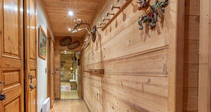 Stunning High-End Mountain Apartment with Refined Charm in Val-d'Isère