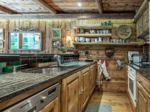 Kühlschrank, Mikrowelle, Ofen, Geschirrspüler