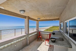 獨棟房屋, 多張床, 廚房, 海灘景觀 (An Oceanfront Experience) | 露台/庭院