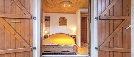 2 bedrooms, bed sheets