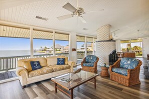Casa, varias camas, cocina (Bayfront Retreat) | Área de sala de estar | Televisión de 40 pulgadas con canales por cable 