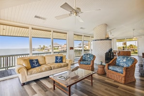 Casa, varias camas, cocina (Bayfront Retreat) | Área de sala de estar | Televisión de 40 pulgadas con canales por cable