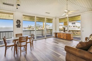 Casa, varias camas, cocina (Bayfront Retreat) | Restaurante al aire libre