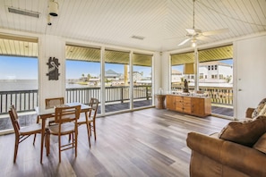 Casa, varias camas, cocina (Bayfront Retreat) | Restaurante al aire libre