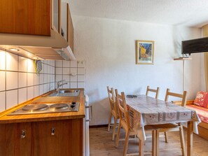 Réfrigérateur, four à micro-ondes, cafetière-théière, grille-pain