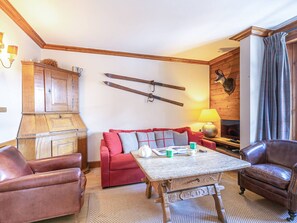 TV - Charming and Elegant Apartment in Old Village, Close to Slopes (Val-d'Isère)