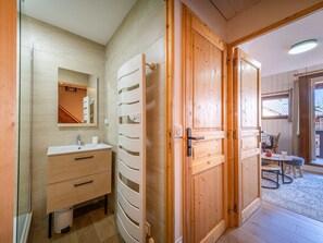 Een haardroger, handdoeken