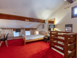 1 bedroom, free WiFi, bed sheets - Cozy and Colorful Studio with Balcony, 10min to Center, Sleeps 4 (Val-d'Isère)