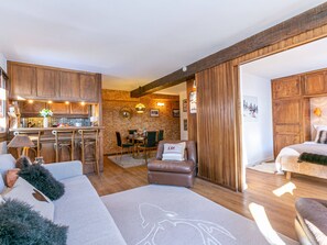 TV, stereo - Cozy 2-Room Apartment in Central Val-d'Isère, Steps from Slopes (Val-d'Isère)