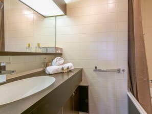 Sèche-cheveux, serviettes fournies