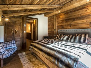4 bedrooms, WiFi (free), bed sheets