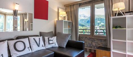 Una televisión, un reproductor de DVD