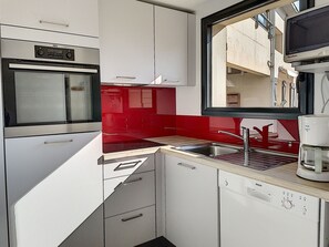 Réfrigérateur, four à micro-ondes, un four, surface de cuisson