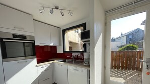 Coffee/tea maker, fridge, microwave, oven - Beachfront Duplex with Terrace and Direct Beach Access (Saint-Pair-sur-Mer)
