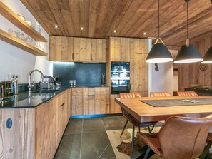 Coffee/tea maker, fridge, microwave, oven - Luxurious 3BR Apartment with Fireplace, Balcony & Mountain Views in Val-d'Isère (Val-d'Isère)