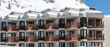 A multi-story hotel with balconies, a bar lounge, and a tea room.