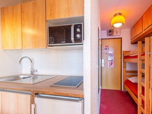 Fridge, microwave, stovetop, coffee/tea maker - Cozy ski-in studio, 3 ppl, La Daille, Val-d'Isère (Val-d'Isère)